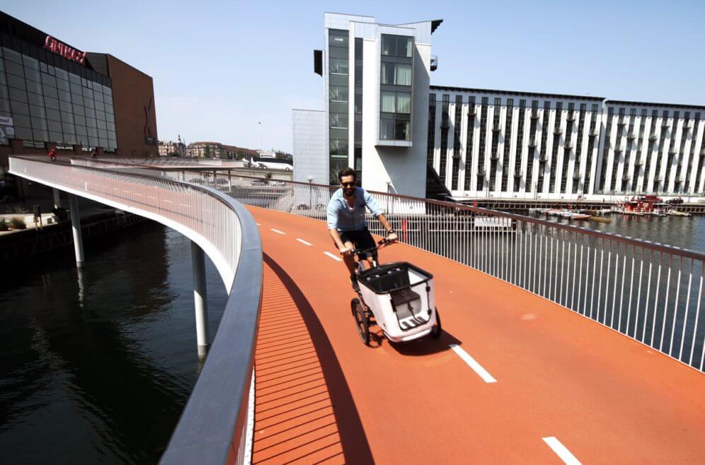 In the Netherlands, cycle highways are popular for daily commuters.© ITDP