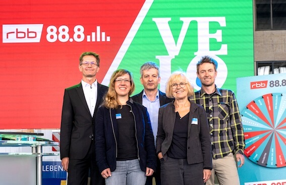 (l-r) Ingmar Streese (Berlin Transportation), Pascal Thirion (Tempelhof Projekt GmbH), Stefan Reisinger (Messe Friedrichshafen) front: Katja Richarz (VELOBerlin project manager), Ulrike Saade (CEO Velokonzept) © Stefan Haehnel