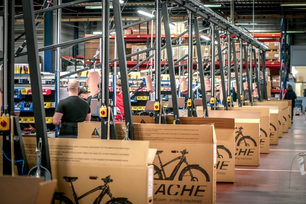 Uniquely designed assembly bays to ensure employee comfort with special e-bike lifts ©