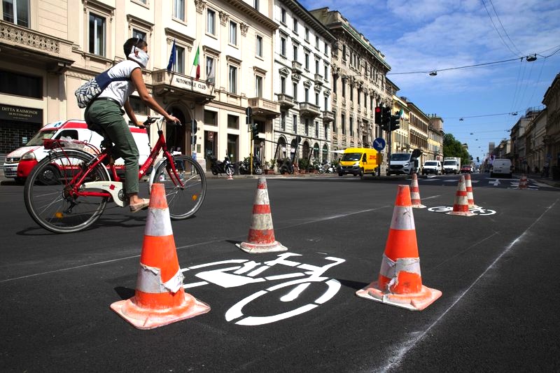 A cyclist passes a newly-marked cycle lane in Milan. © Bloomberg